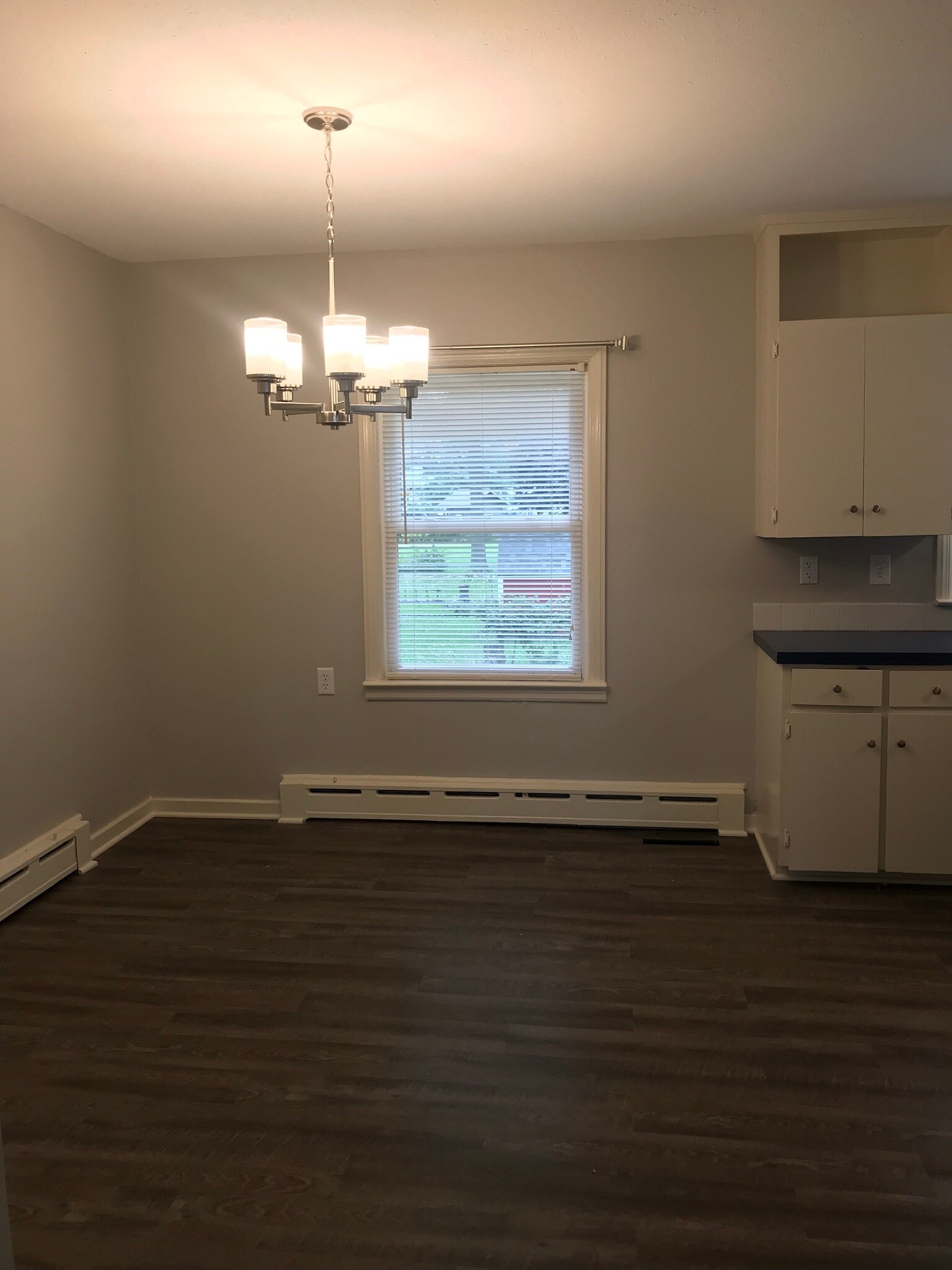 Eat-in Kitchen - 711 7th Ave