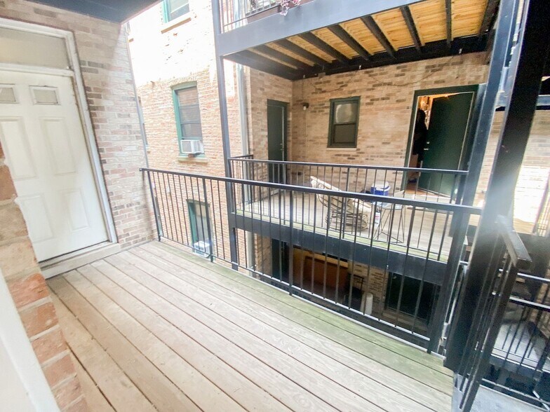 Building Photo - 842 W Cornelia Ave