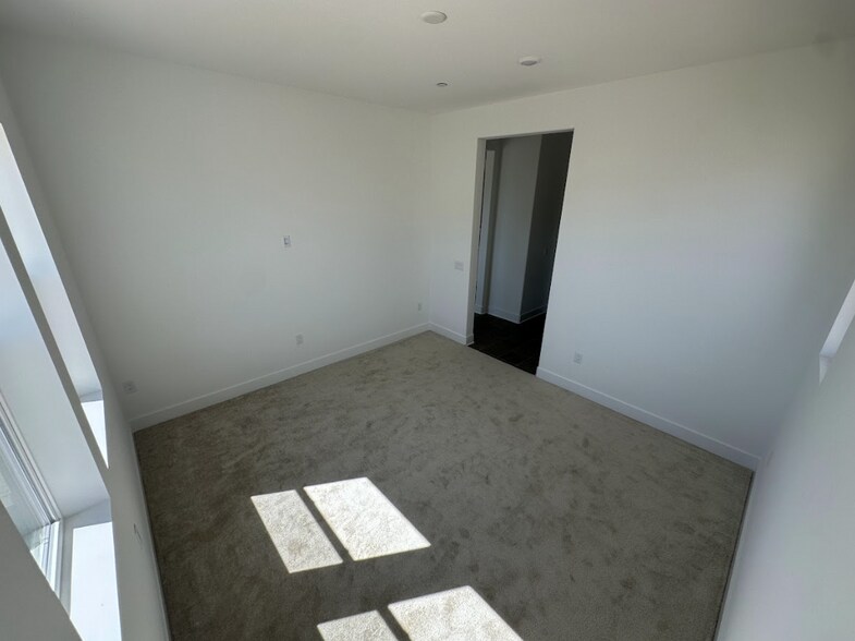 Building Photo - 24392 Calle La Roca