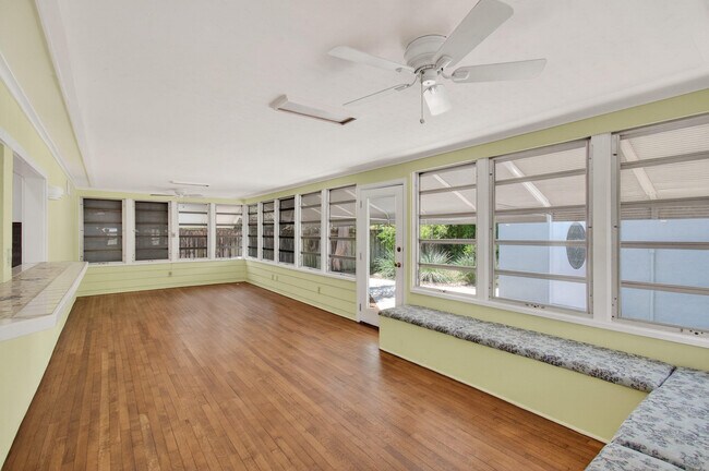 Building Photo - 817 N Palmway
