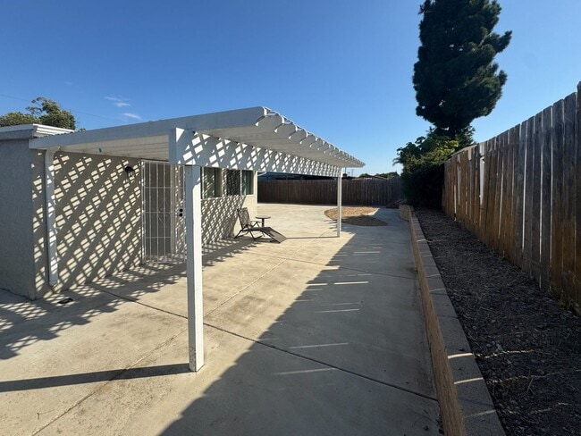 Building Photo - Spacious 3 Bedroom, 2 Bath Home with Large...