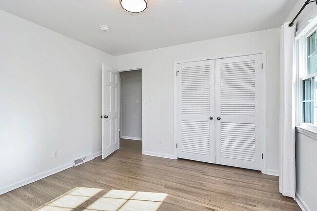 Building Photo - 1932 Stoneyridge Dr