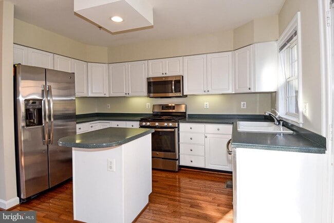 Building Photo - 2400 N Greenbrier Ct