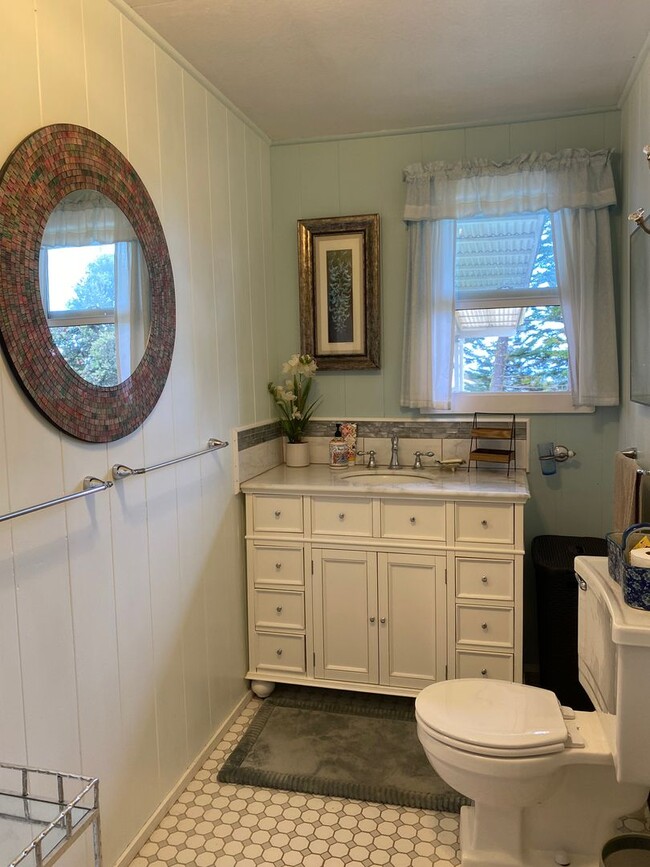 Building Photo - Kaumana Terrace Fully Furnished & Pet Frie...