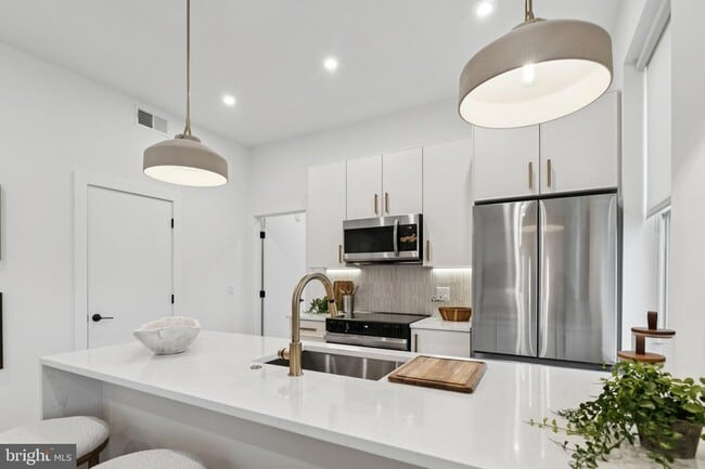 Building Photo - 30 W Allens Ln