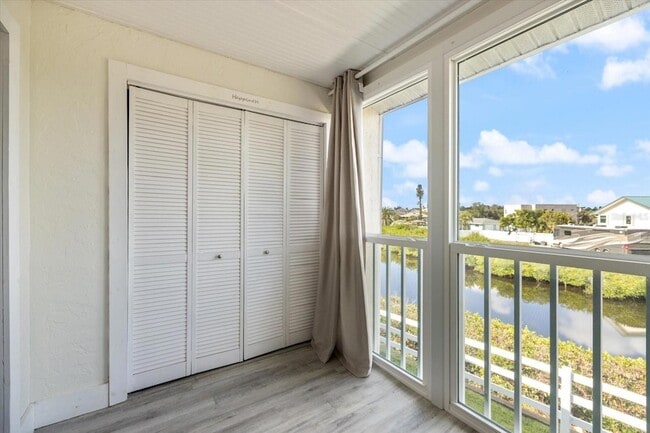 Building Photo - 841 Waterside Dr