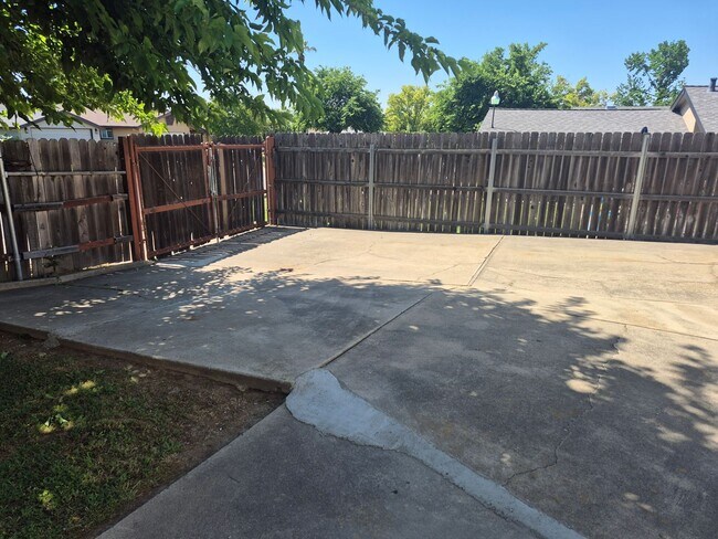 Building Photo - Remodeled 3 Bedroom 2 Bathroom Carmichael ...