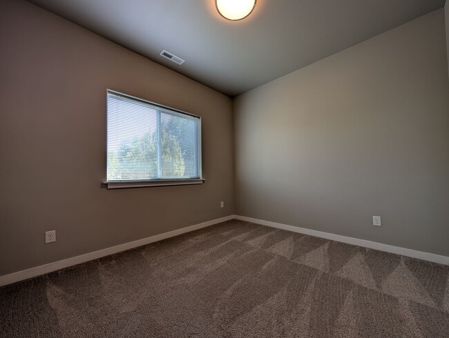 Building Photo - Great 3 bedroom/ 2.5 bathroom duplex- Near...