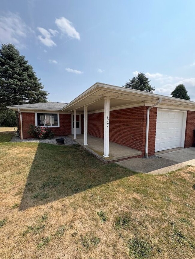 Building Photo - Two bedroom one bathroom duplex for rent