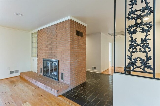 Building Photo - 3355 Pinetree Dr SE