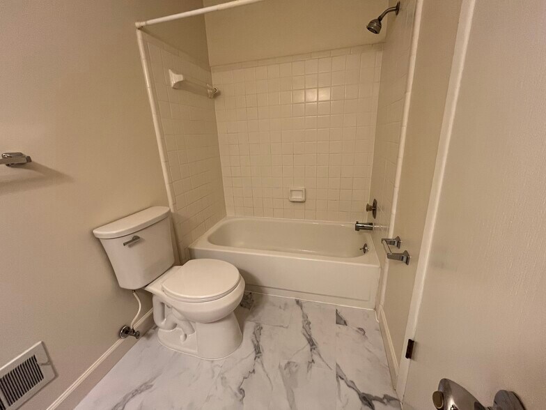 Building Photo - 3010 Bolgos Cir