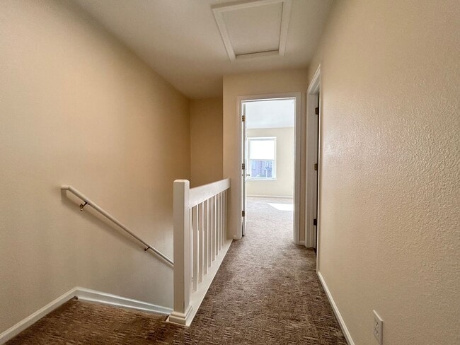 Building Photo - Sunny & Spacious 2-Bedroom Townhome