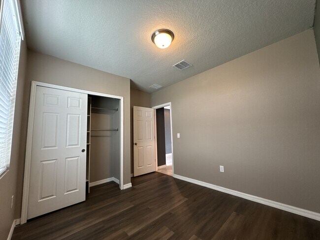 Building Photo - 512 Mckenna Dr