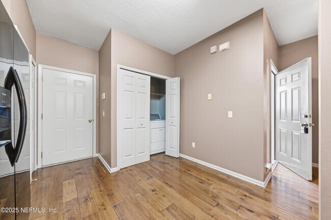 Building Photo - 216 Scrub Jay Dr