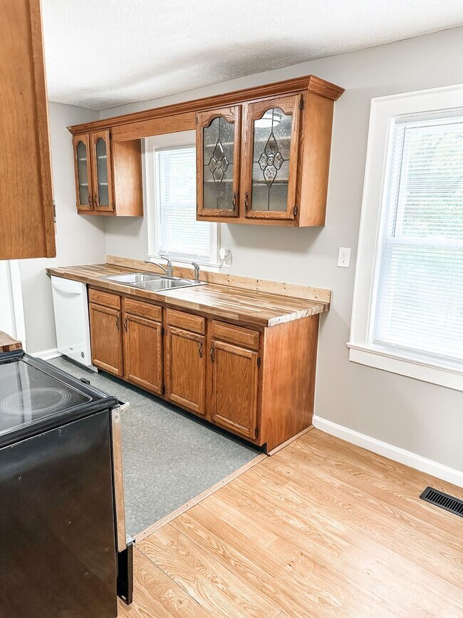 Building Photo - Charming 2 bedroom, 1 bathroom home locate...