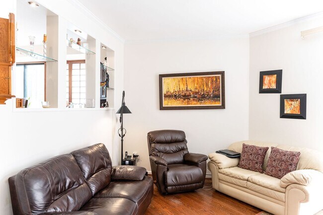 Building Photo - Stunning 4 Bedroom 3 and a Half Bath Bethe...