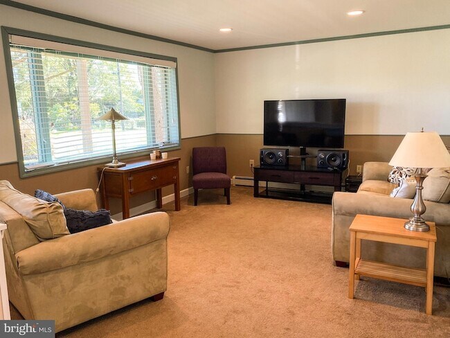 Building Photo - 122 W Bay View Dr