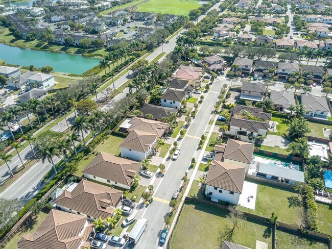 Building Photo - 139 NE 27th Terrace