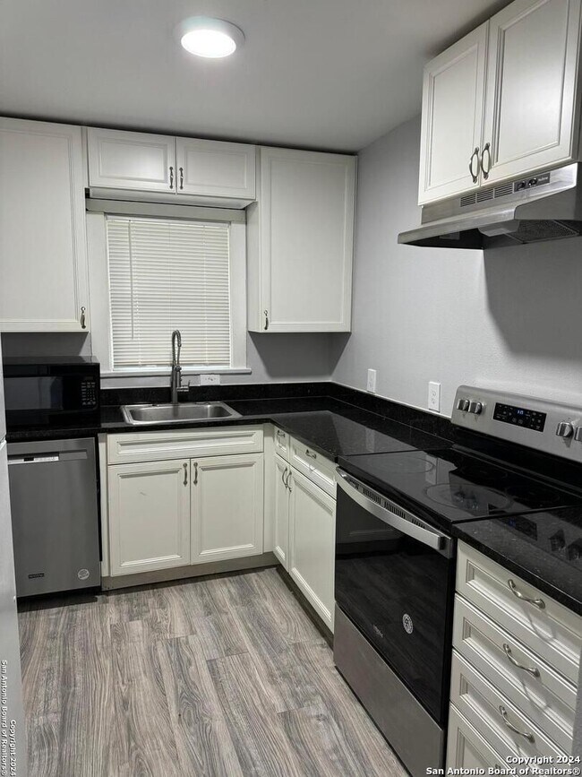 Primary Photo - 2 Bedroom in Alamo Heights!