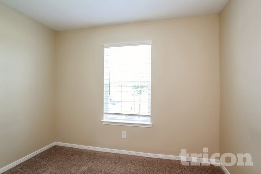 Building Photo - 316 Summer Horse Dr