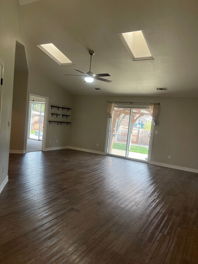 Building Photo - 3 BED 2 BATH HOUSE WITH FENCED BACKYARD IN THE COUNTRY HEIGHTS SUBDIVISION