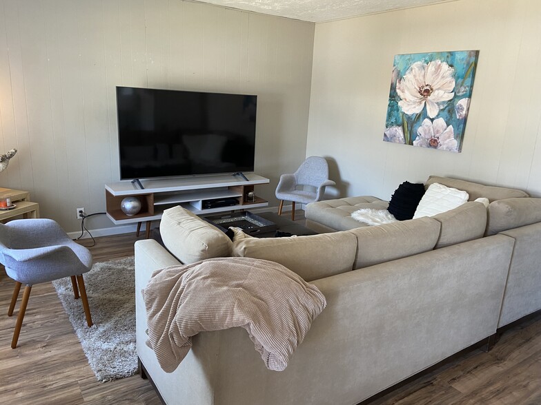 Building Photo - 717 10th Ave