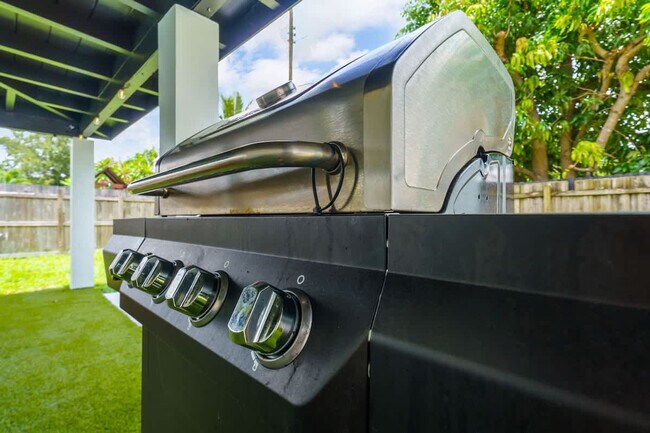 Building Photo - 7061 Coolidge St