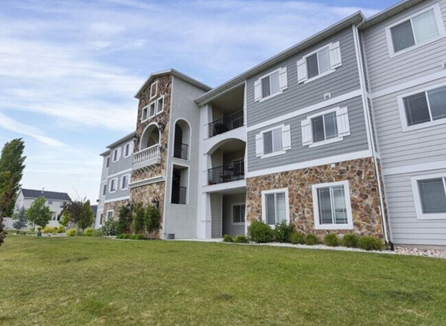 Building Photo - 1823 N Crest Rd