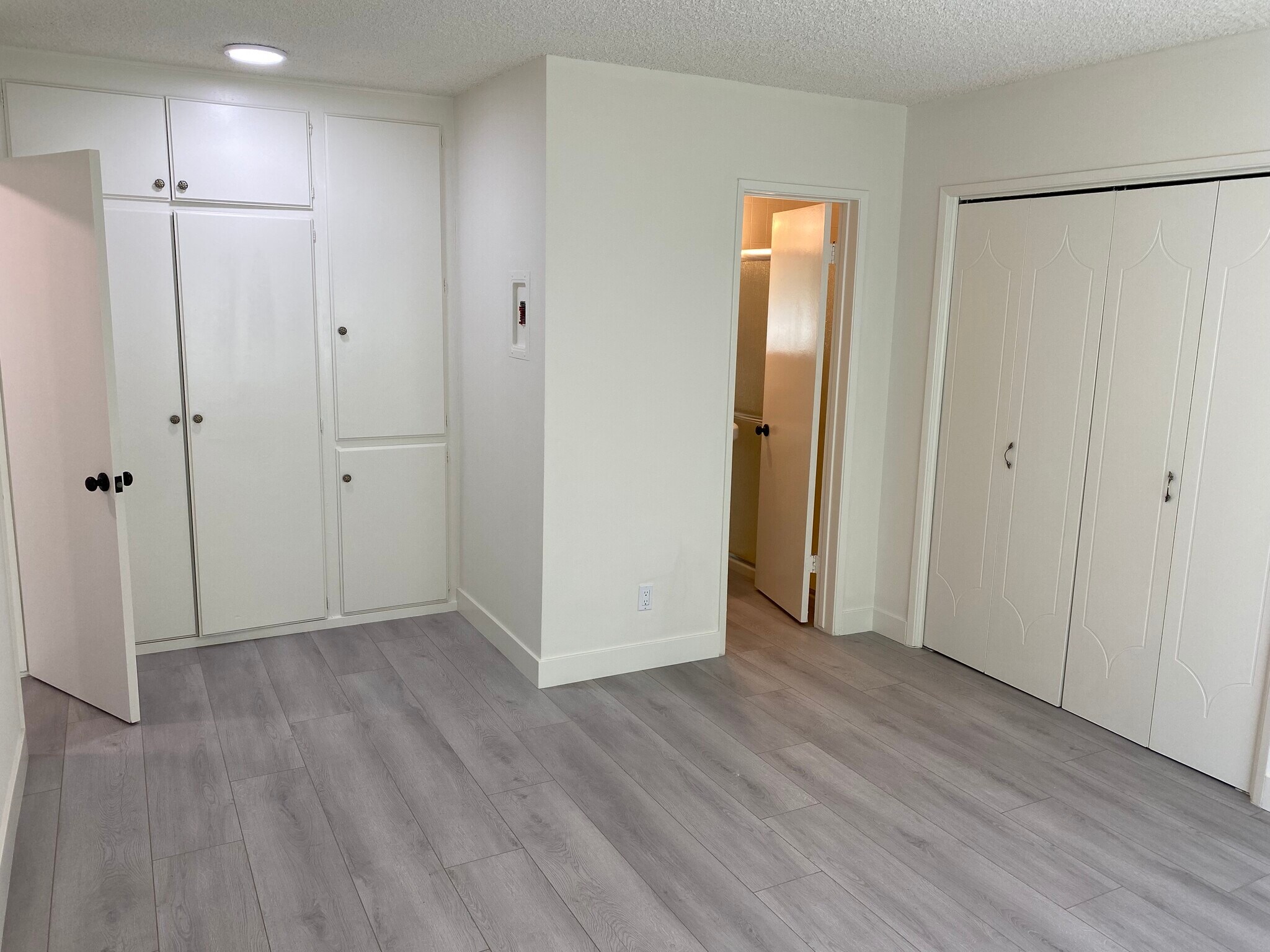 Building Photo - 422 N Hayworth Ave