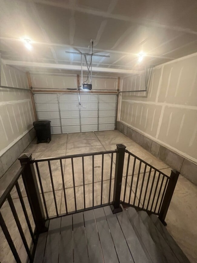 Building Photo - Beautiful spacious 3 bedroom, 2.5 bathroom house located in Cedar City!