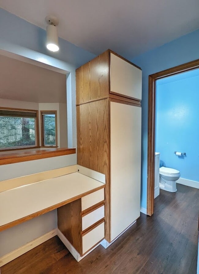 Building Photo - Backloop Sgl Fam Home, 3BD/2BA, Pet Friendly, 2 Car Garage