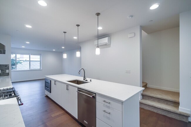 Building Photo - 2Bd/2.5Ba Bellevue Townhouse