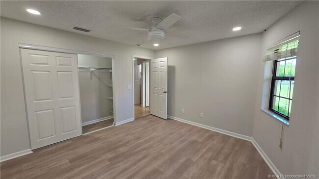 Building Photo - 1985 NE Collins Cir