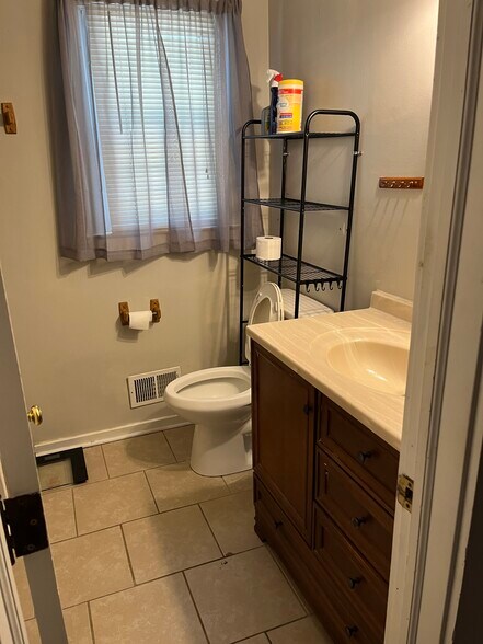 Building Photo - 9342 Fox Run Dr