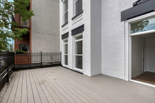 Building Photo - 2228 N Lincoln Ave