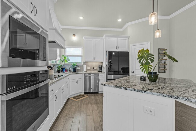 Building Photo - 6102 Messina Dr