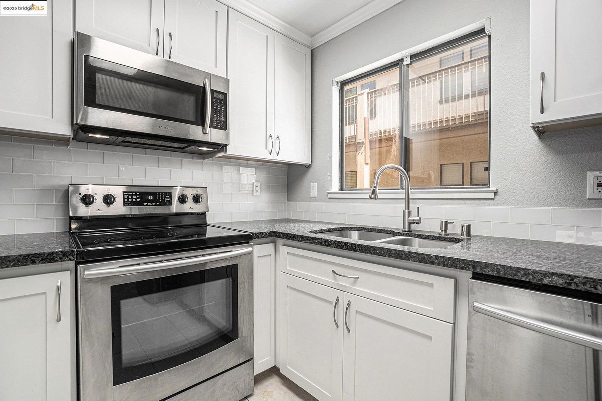 Building Photo - 1122 S Villa Way