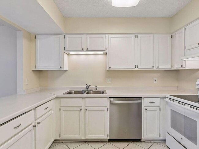 Building Photo - 9357 Ranchview Ln N