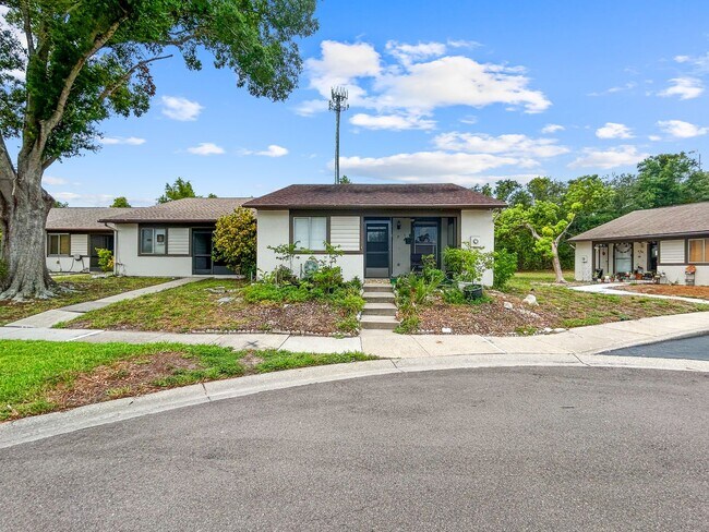 Building Photo - Beautifull 2-Bedroom End-Unit Villa in Palm Harbor!