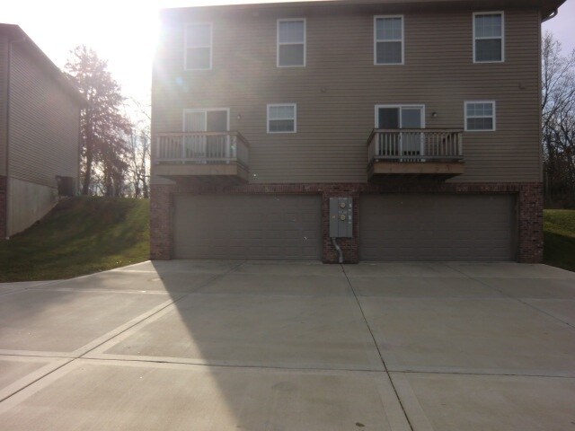 Building Photo - 1433 Village Circle Dr