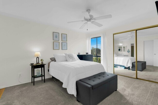 Building Photo - 6924 Hyde Park Dr