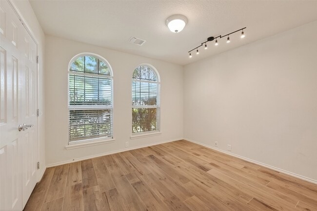 Building Photo - 827 Honeysuckle Vine Dr