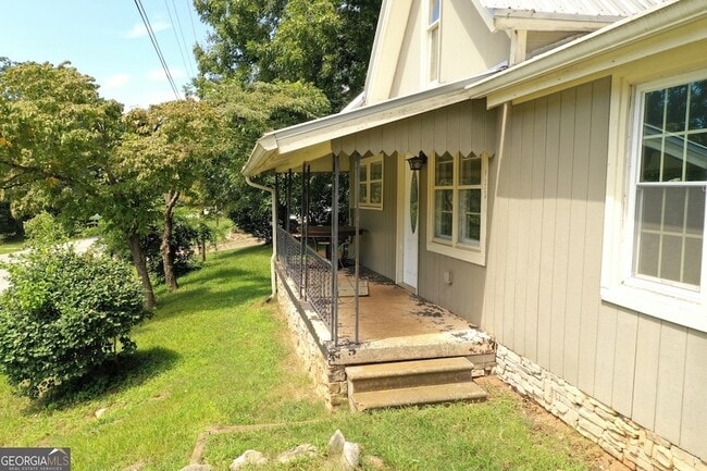 Building Photo - 135 Airport Rd
