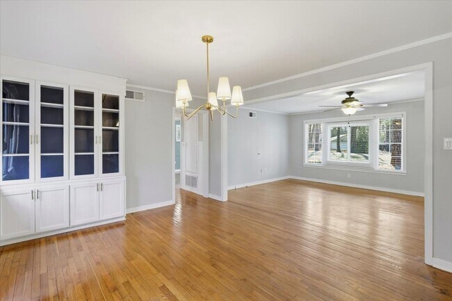 Building Photo - 2 Bedroom 2 Bath located in Northeast Jackson