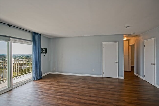 Building Photo - Bright & Spacious, Top-Floor 3BR3BA Condo ...
