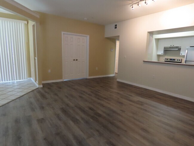 Building Photo - Orlando Park Central Gated Resort Style Co...