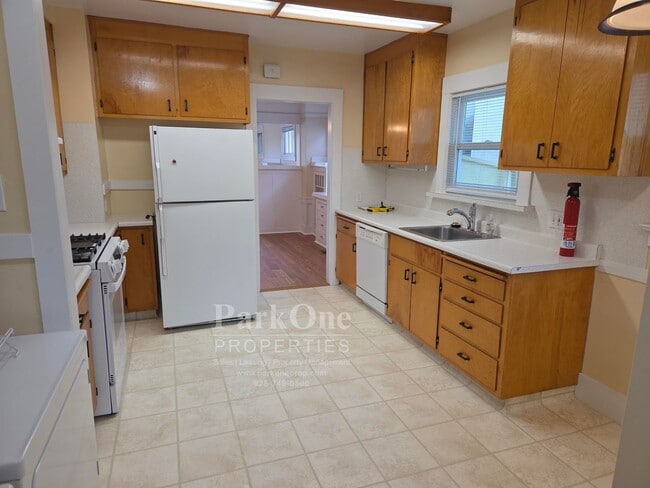 Building Photo - Super Cute 2 bedroom House in the heart of...
