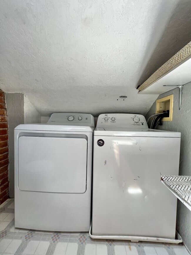 Building Photo - The Remington (BR-LN)