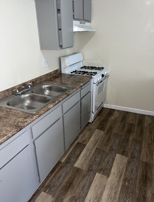 Building Photo - MOVE IN SPECIAL $599 On Approved Credit! S...
