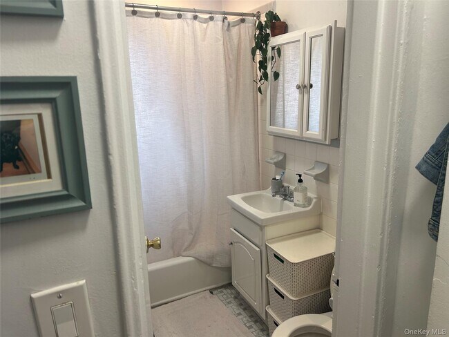 Building Photo - 417 W Broadway